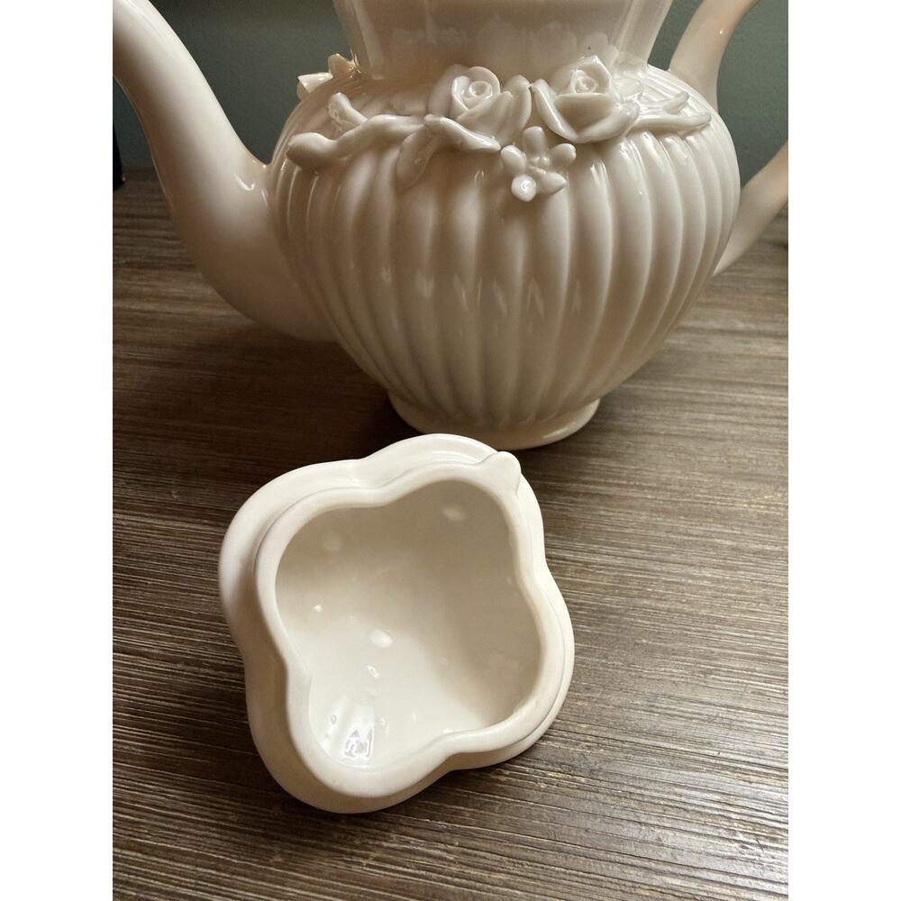 Beautiful I. Godinger & Co. White Ribbed Tea Pot With Victorian Rose Pattern - Picture 10 of 11